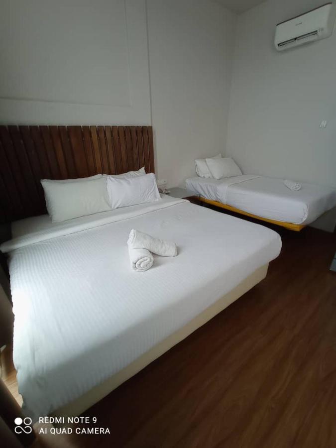 The Riverbank Hotel Kuantan Exterior photo